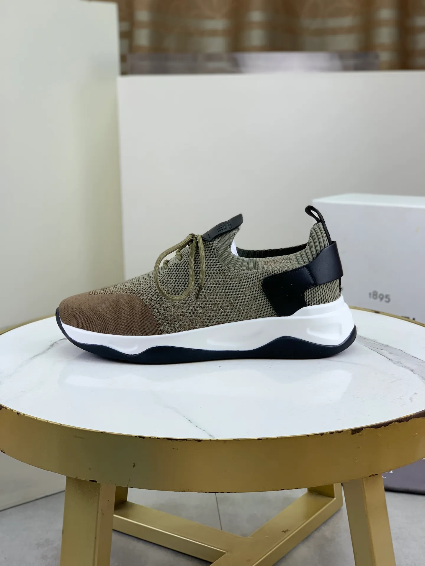 Factory price P680 💰Top purchasing quality💎💎Berlut* France's top men's shoes, the Berluti brand broke the rules in its debut and launched a new Edge shoe last. This model is hand-crafted with exquisite and fashionable fly-woven cowhide, a water-dyed cowhide lining, and an original color-blocked lightweight and wear-resistant rubber sole. This bold improvement of the iconic shoe last is of great significance to the creative work of its unique shape and edge width. On Alessandro shoes, this sharp-edged silhouette is made more see-through through Kris' bold and professional new Cloudy dyeing, making it classic and fashionable! Size: 39-45 (38 and 46 sizes can be customized)